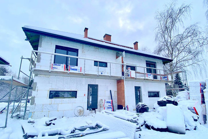 Domy Katovice w zimowej aurze